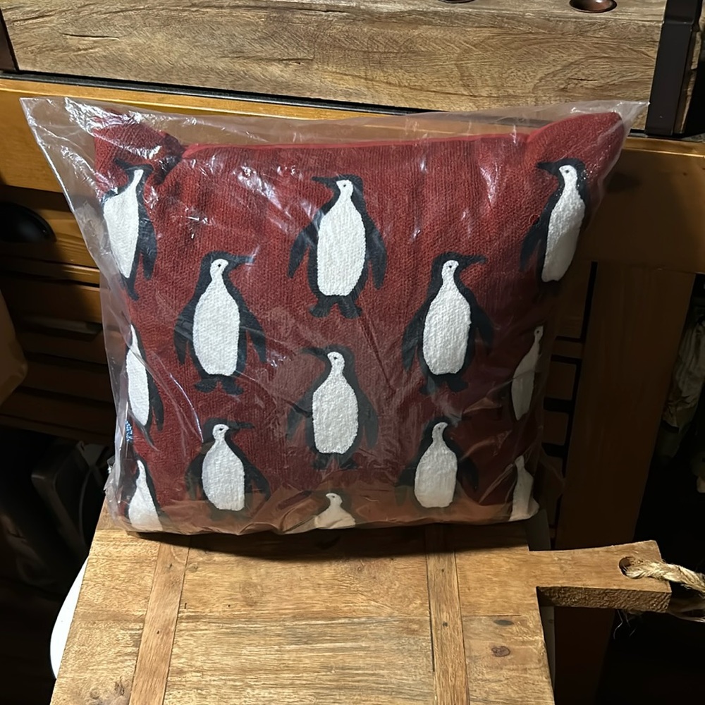 Pottery Barn 🐧 Penguin Crewel Pillow BNWT. SO Cute!